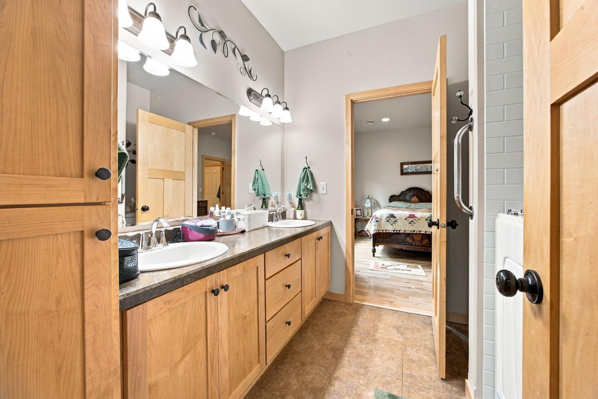 2014 twin home for sale at 3527 23rd Avenue S in Moorhead, MN — 3 bed, 2 bath (photo 17 of 39)