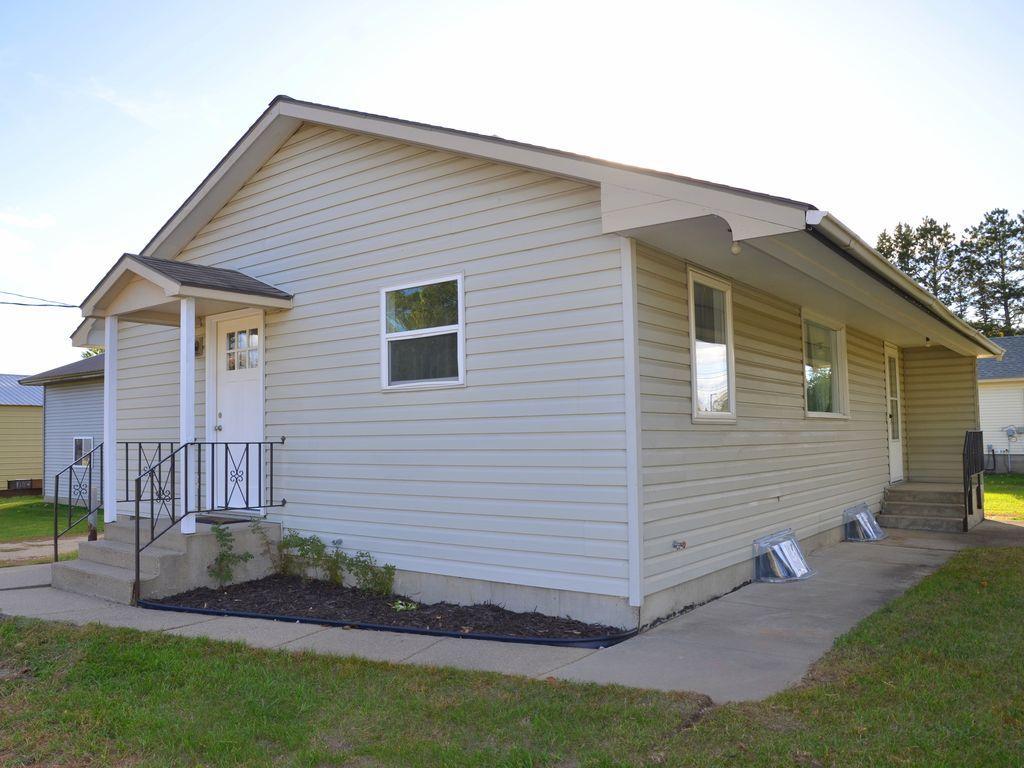 1940 single family home for sale at 200 8th Street W in Park Rapids, MN — 2 bed, 2 bath (photo 2 of 41)
