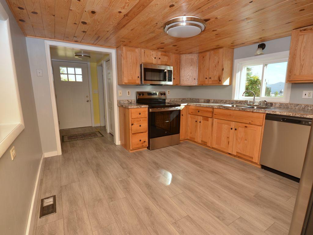 1940 single family home for sale at 200 8th Street W in Park Rapids, MN — 2 bed, 2 bath (photo 11 of 41)