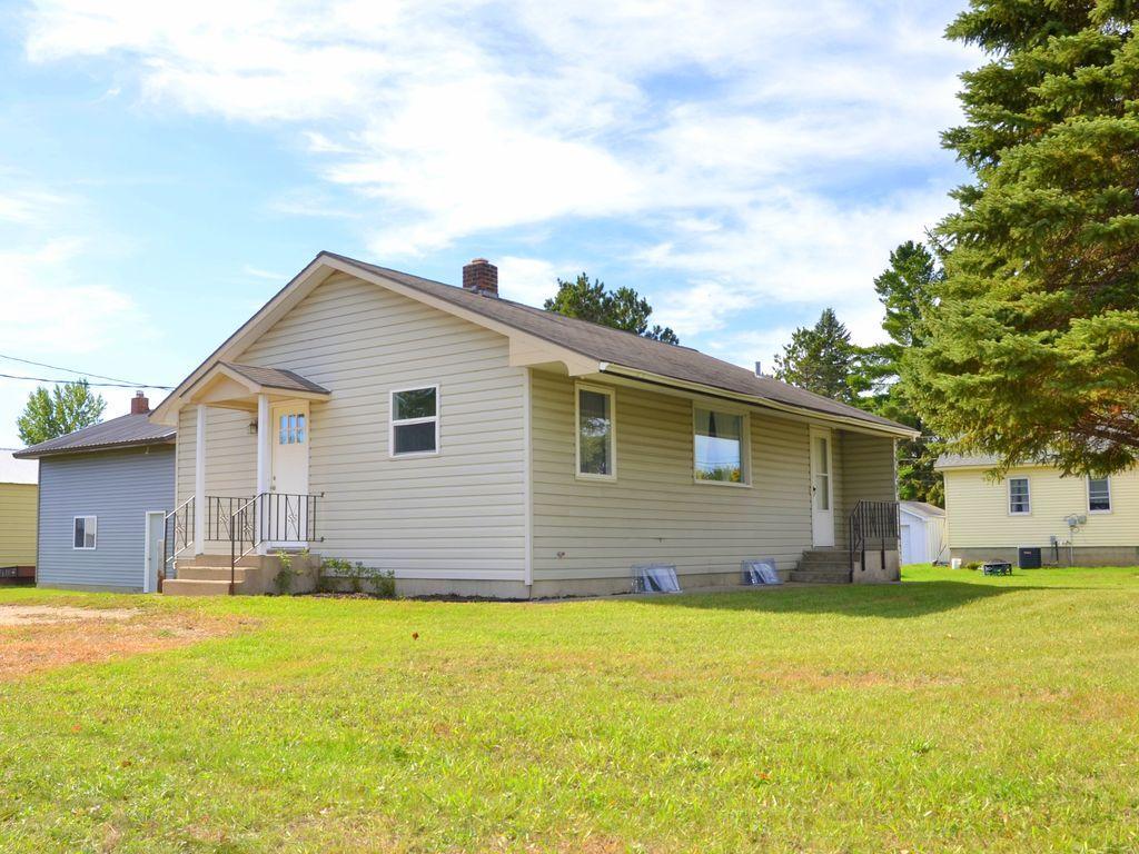 1940 single family home for sale at 200 8th Street W in Park Rapids, MN — 2 bed, 2 bath (photo 4 of 41)