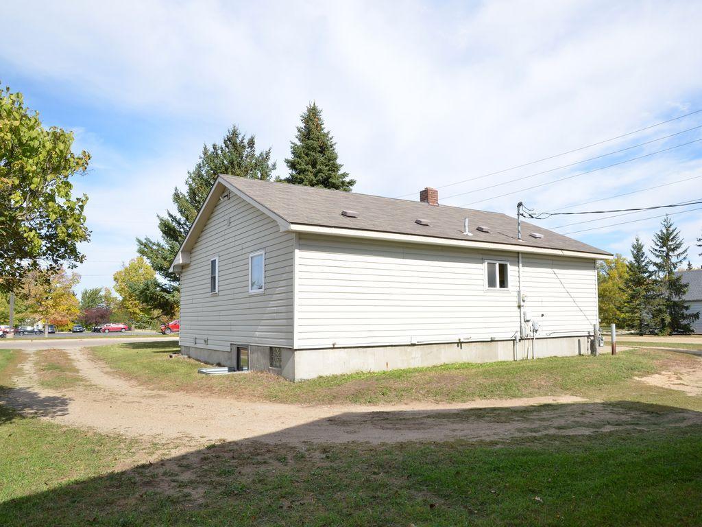1940 single family home for sale at 200 8th Street W in Park Rapids, MN — 2 bed, 2 bath (photo 6 of 41)