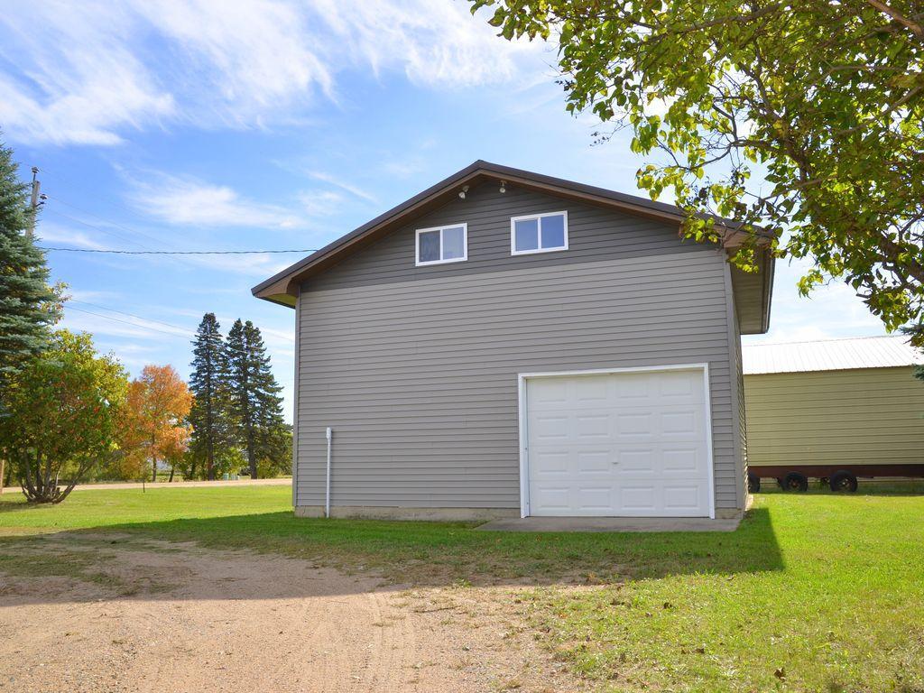 1940 single family home for sale at 200 8th Street W in Park Rapids, MN — 2 bed, 2 bath (photo 9 of 41)