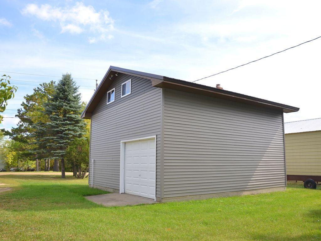 1940 single family home for sale at 200 8th Street W in Park Rapids, MN — 2 bed, 2 bath (photo 10 of 41)