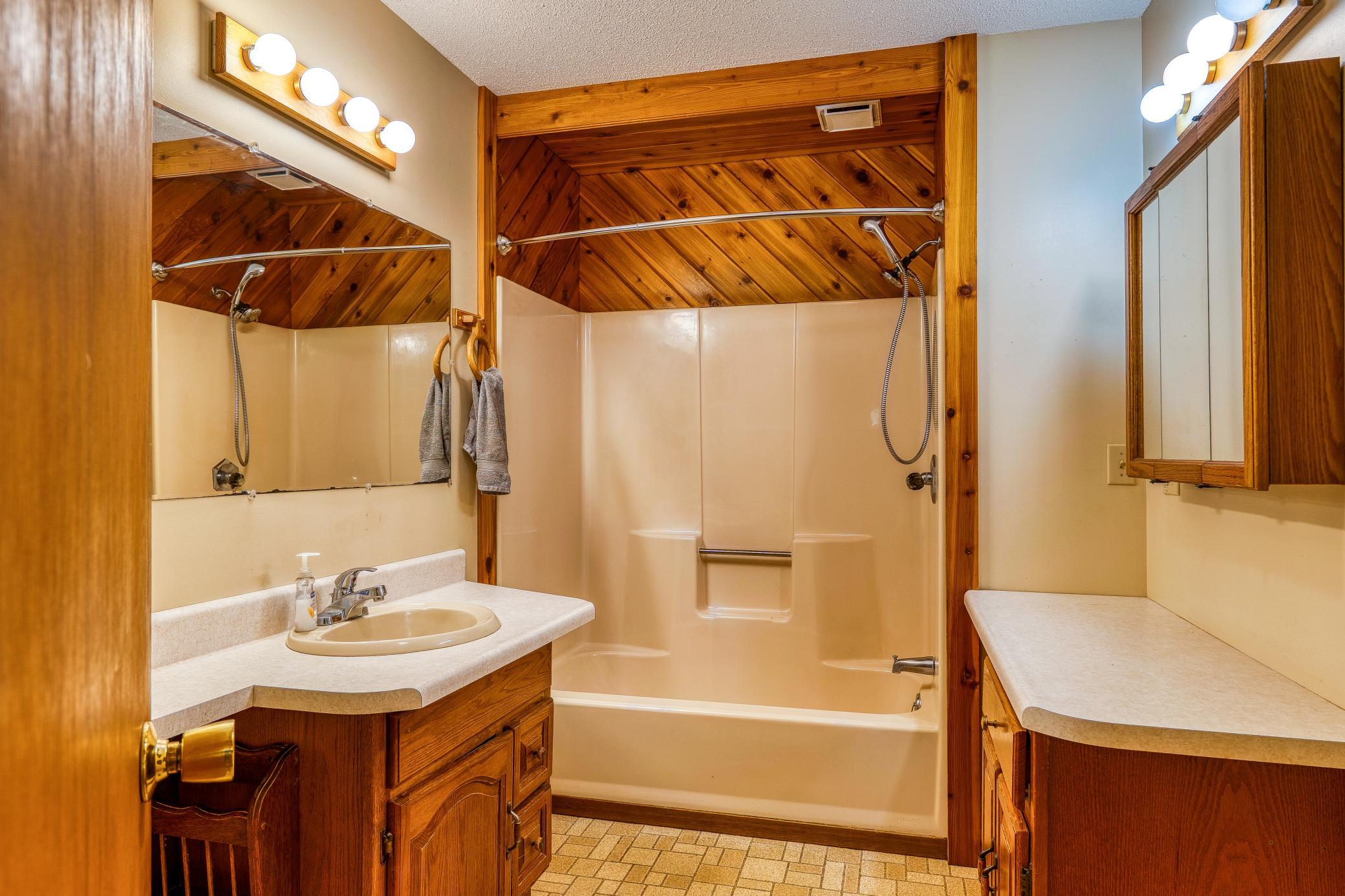 1987 single family home for sale at 9330 Country Club Road NE in Bemidji, MN — 4 bed, 2 bath (photo 18 of 92)