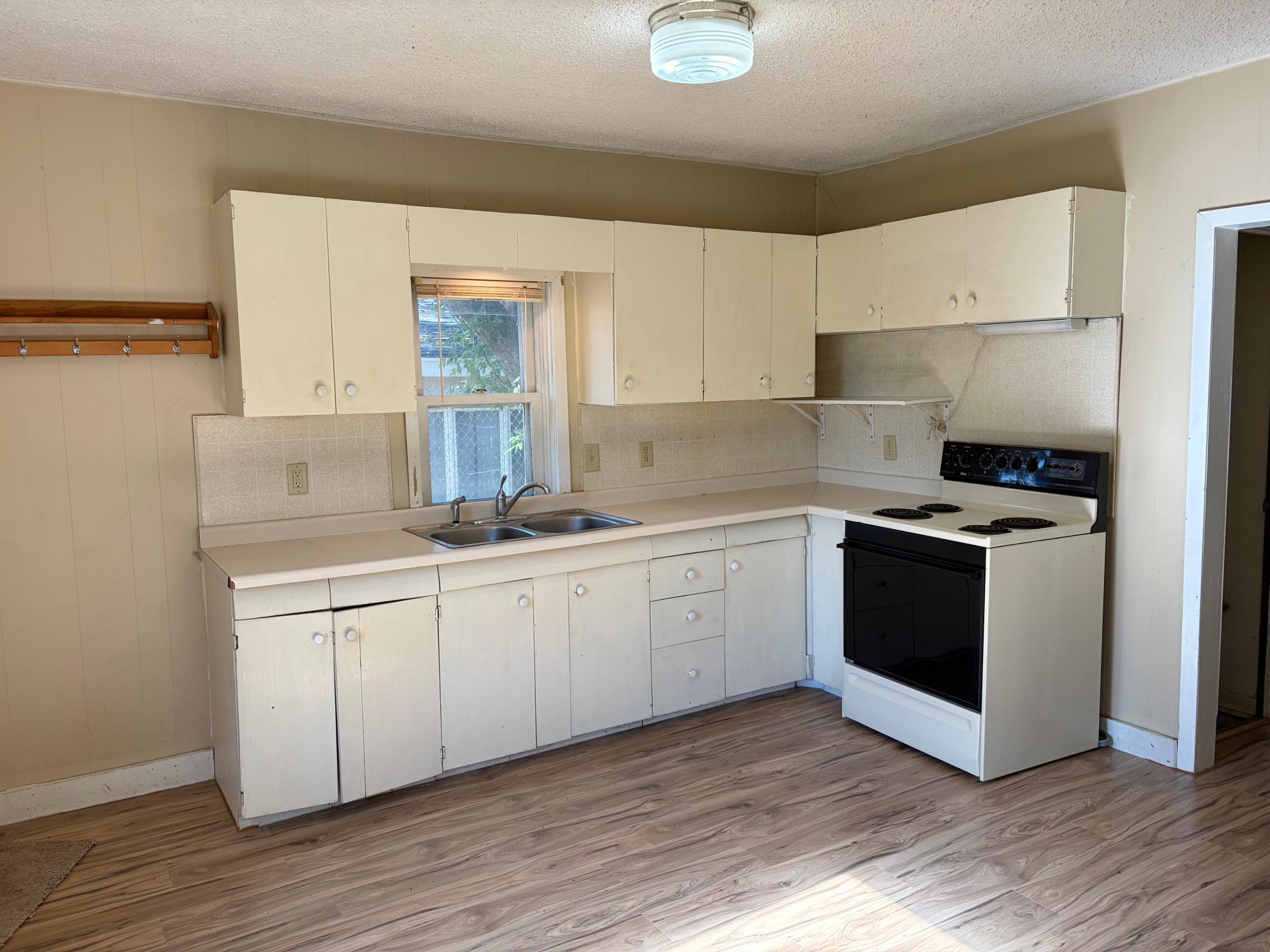 1900 single family home for sale at 324 SW 4th Street in Brainerd, MN — 1 bed, 1 bath (photo 2 of 19)