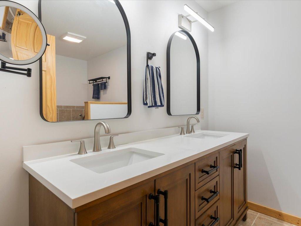 2008 single family home for sale at 7156 Wallins South Shore Drive in Pequot Lakes, MN — 4 bed, 3 bath (photo 11 of 50)