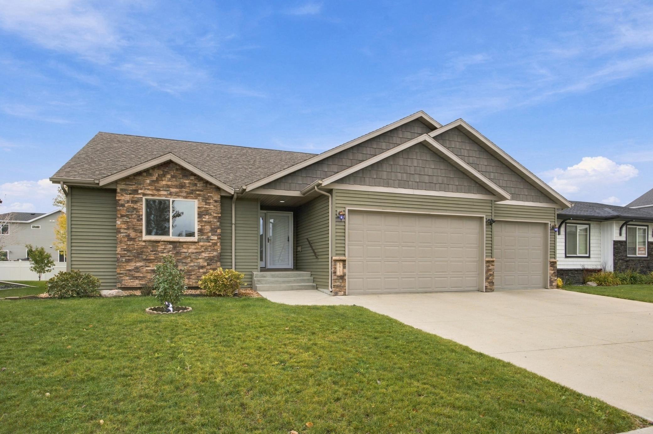 2012 single family home for sale at 3017 2nd Street E in West Fargo, ND — 5 bed, 3 bath (photo 2 of 39)