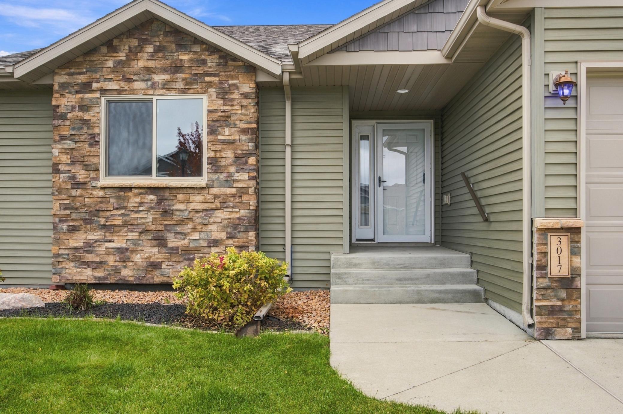 2012 single family home for sale at 3017 2nd Street E in West Fargo, ND — 5 bed, 3 bath (photo 3 of 39)