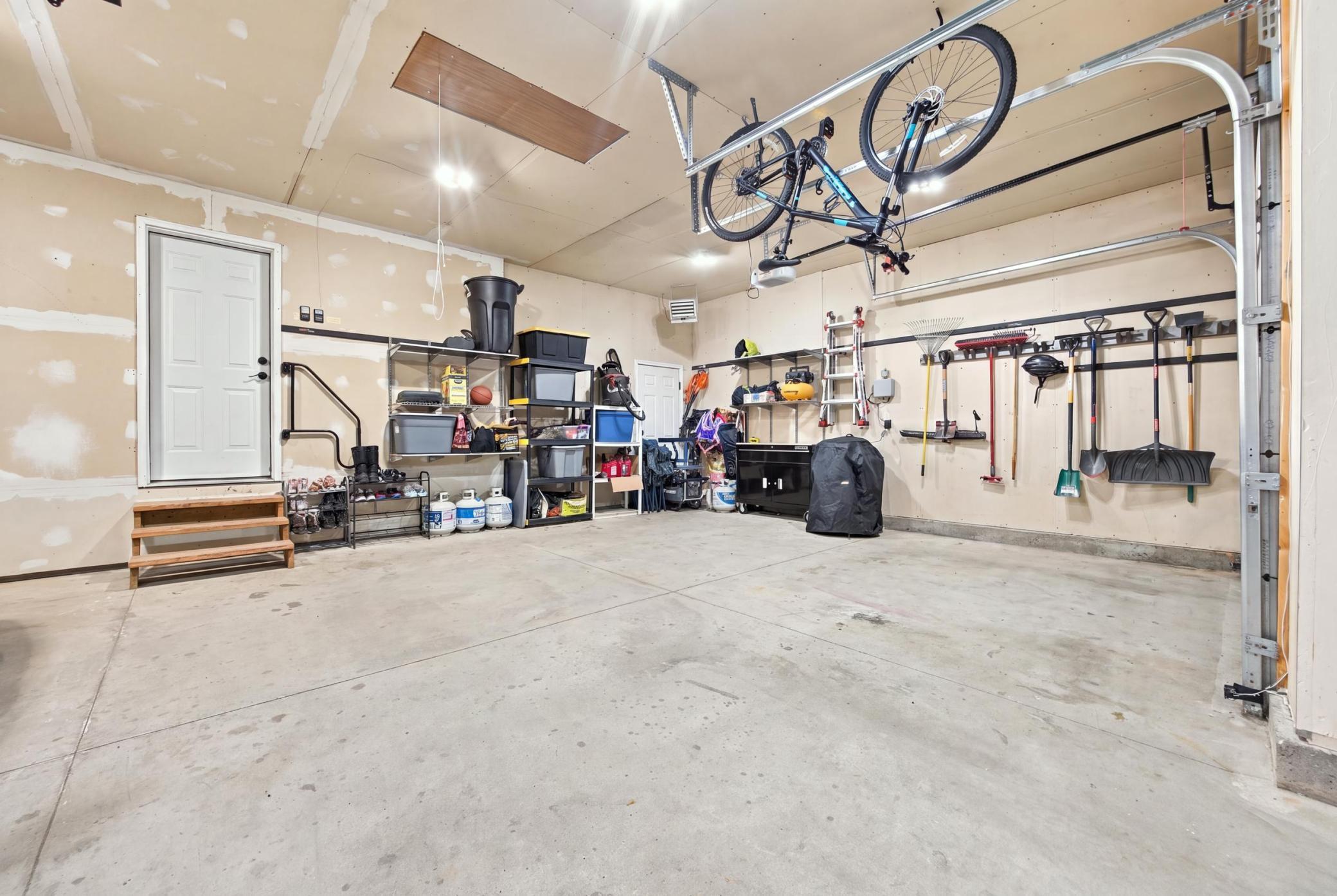 2012 single family home for sale at 3017 2nd Street E in West Fargo, ND — 5 bed, 3 bath (photo 35 of 39)