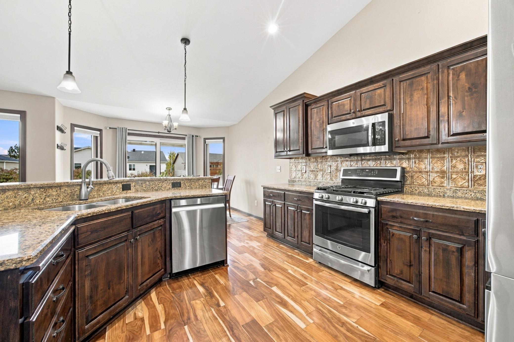 2012 single family home for sale at 3017 2nd Street E in West Fargo, ND — 5 bed, 3 bath (photo 6 of 39)