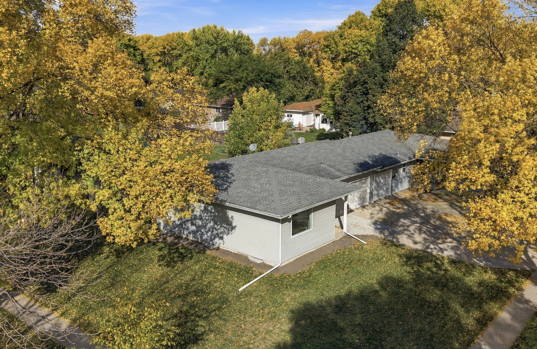 2012 twin home for sale at 2215 15th Street S in Fargo, ND — 3 bed, 2 bath (photo 2 of 35)