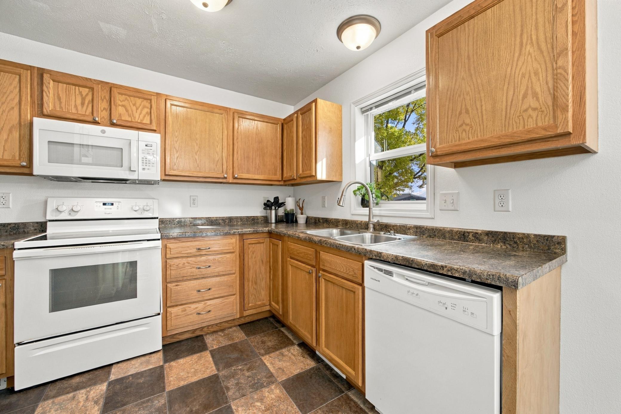 2012 twin home for sale at 2215 15th Street S in Fargo, ND — 3 bed, 2 bath (photo 14 of 35)