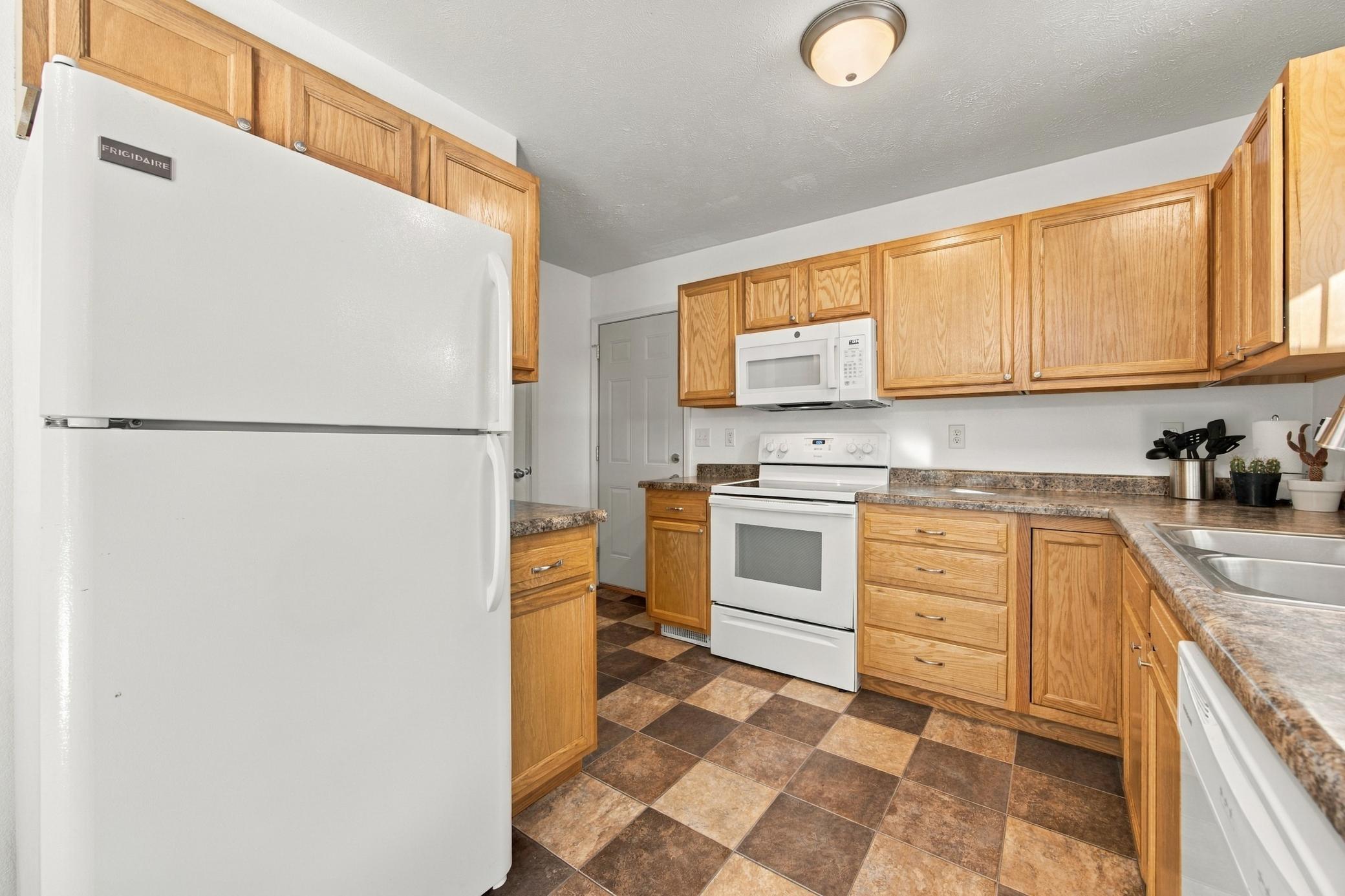 2012 twin home for sale at 2215 15th Street S in Fargo, ND — 3 bed, 2 bath (photo 15 of 35)