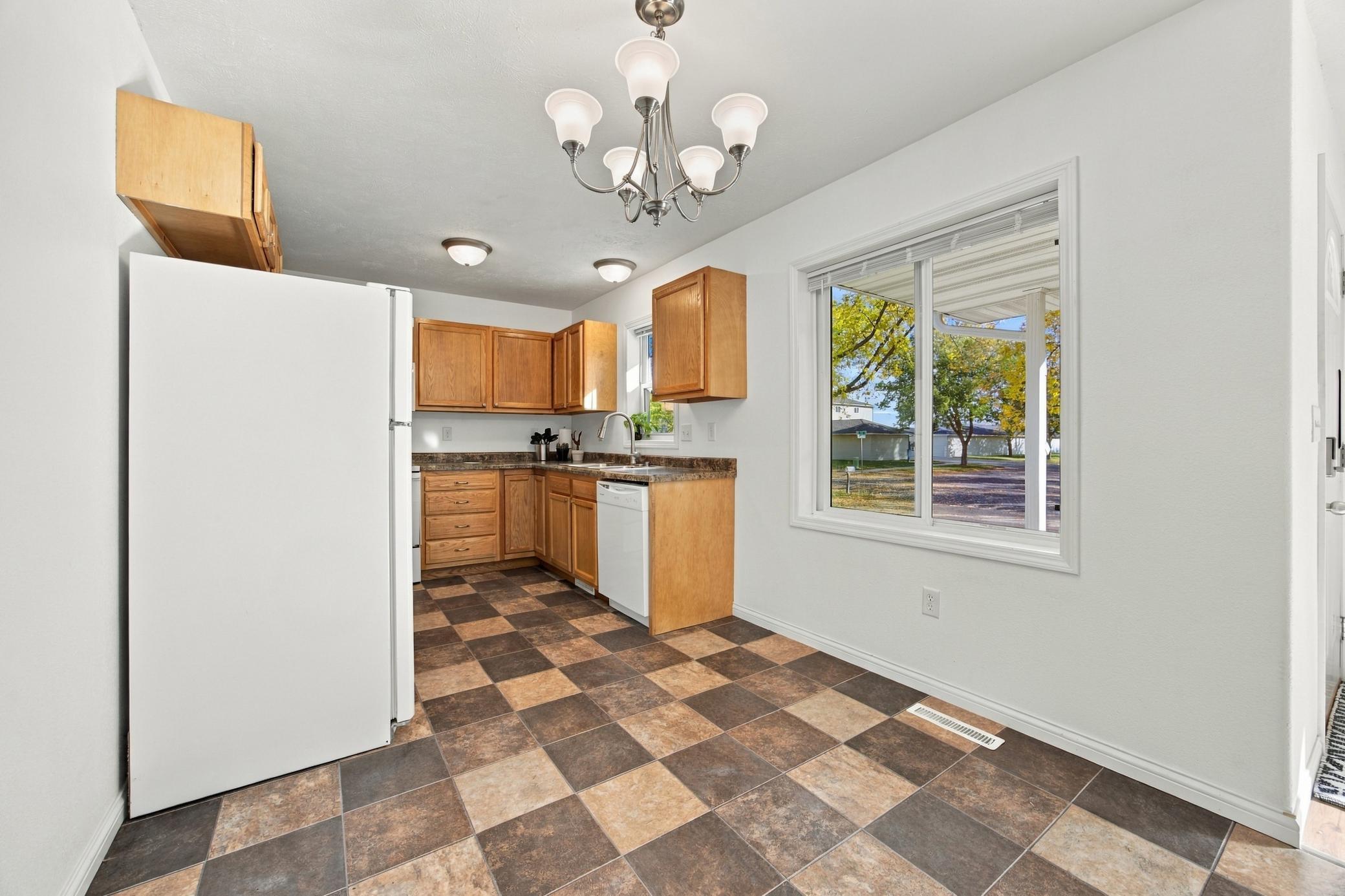 2012 twin home for sale at 2215 15th Street S in Fargo, ND — 3 bed, 2 bath (photo 16 of 35)