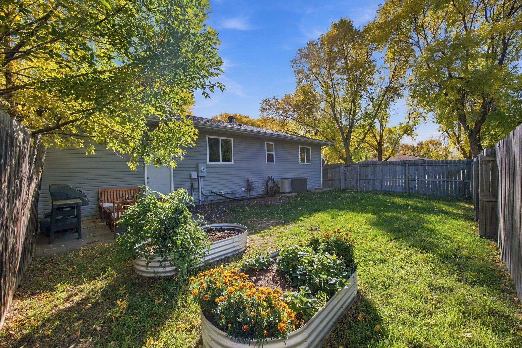 2012 twin home for sale at 2215 15th Street S in Fargo, ND — 3 bed, 2 bath (photo 3 of 35)