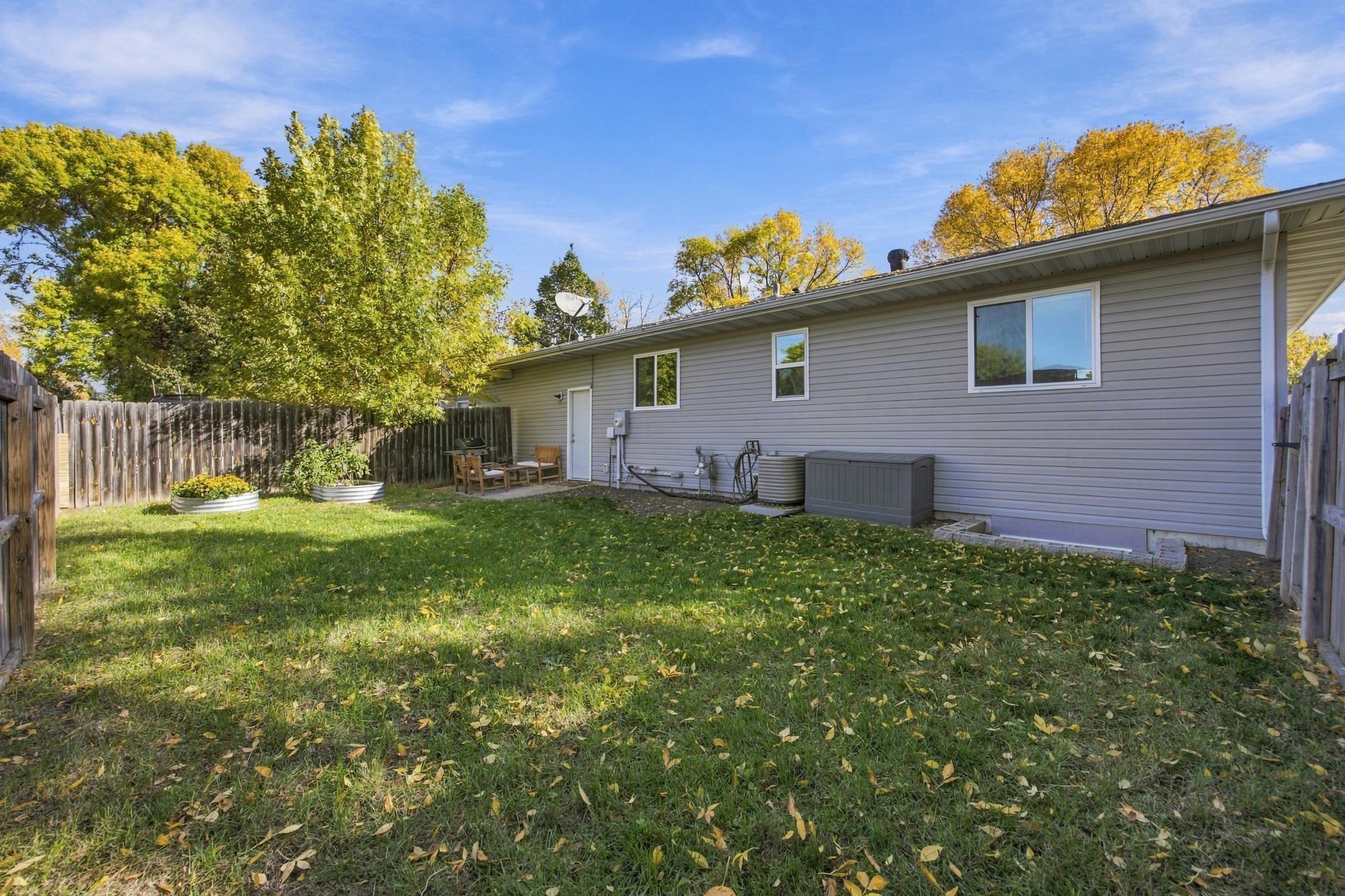 2012 twin home for sale at 2215 15th Street S in Fargo, ND — 3 bed, 2 bath (photo 5 of 35)