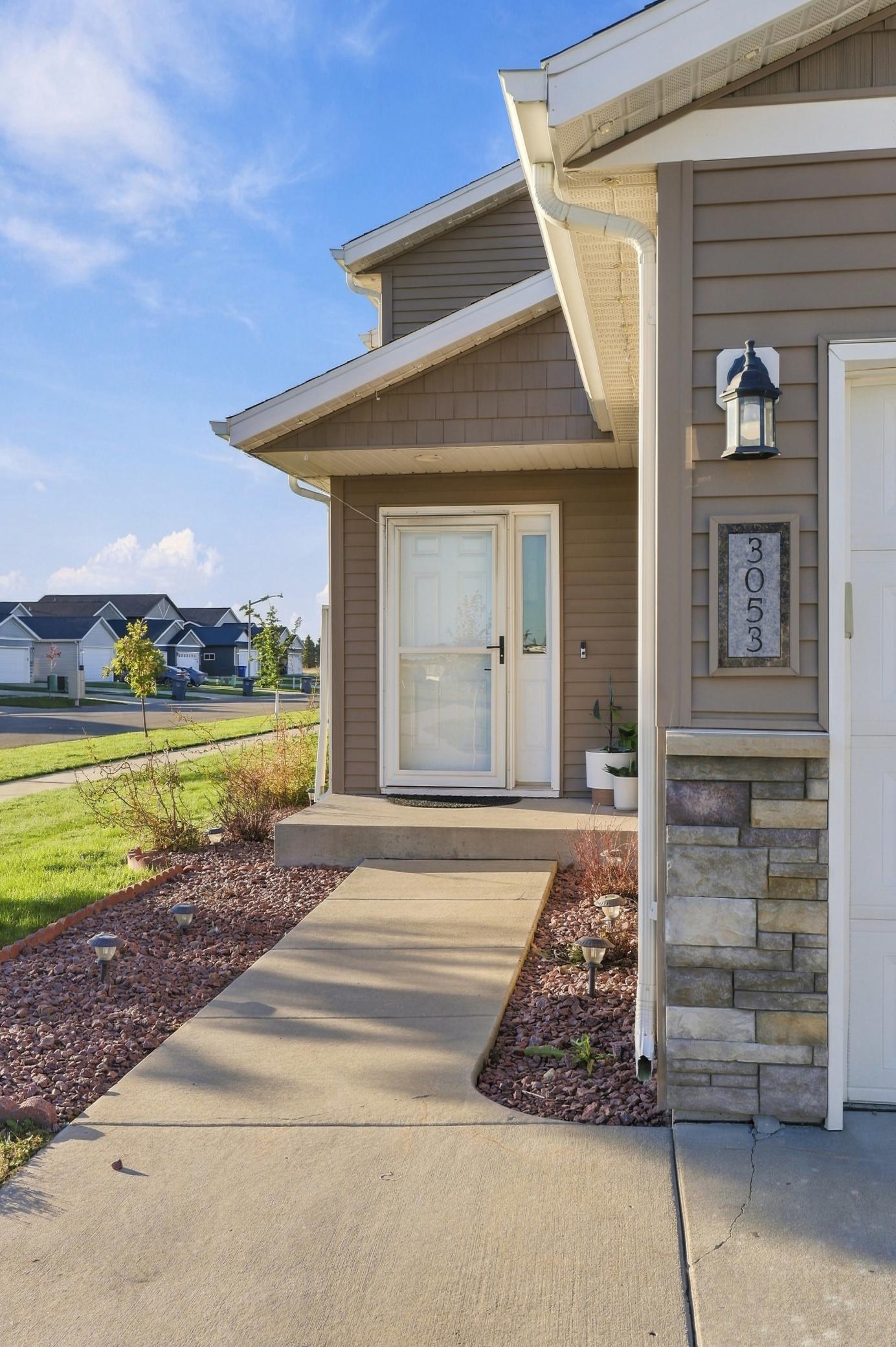 2016 single family home for sale at 3053 38th Avenue S in Moorhead, MN — 4 bed, 2 bath (photo 2 of 38)