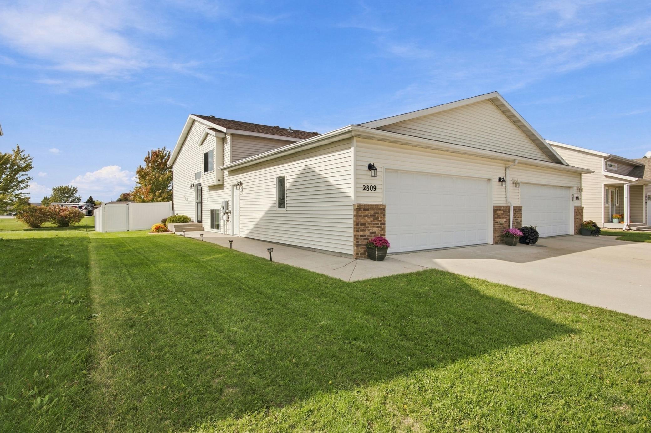 2010 twin home for sale at 2809 UMBER Court S in Fargo, ND — 3 bed, 2 bath