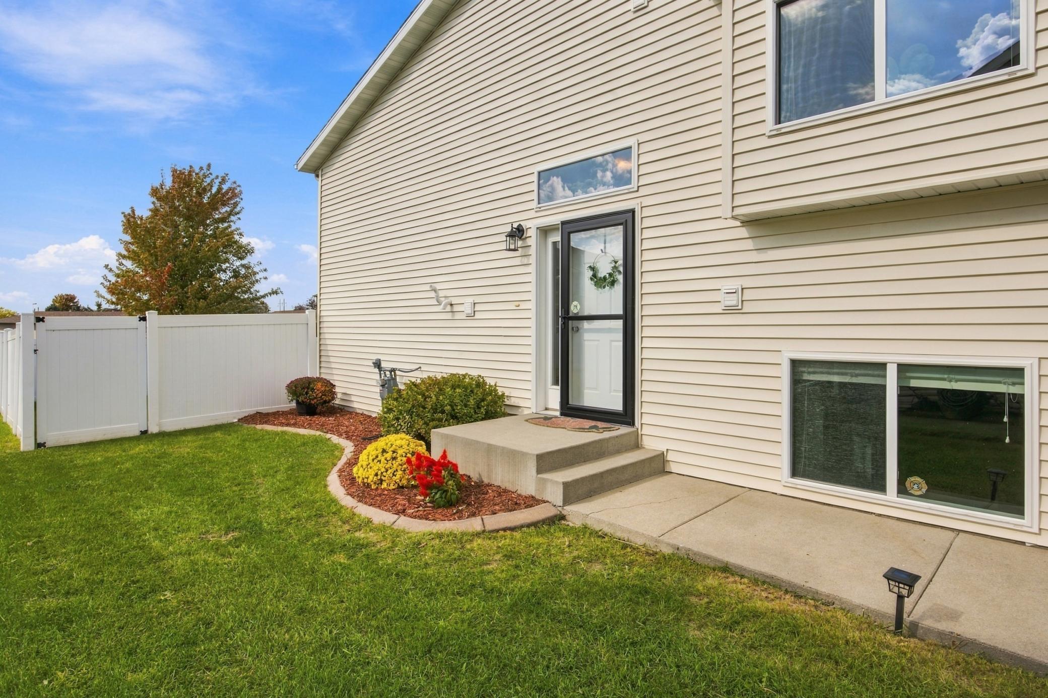 2010 twin home for sale at 2809 UMBER Court S in Fargo, ND — 3 bed, 2 bath (photo 2 of 26)