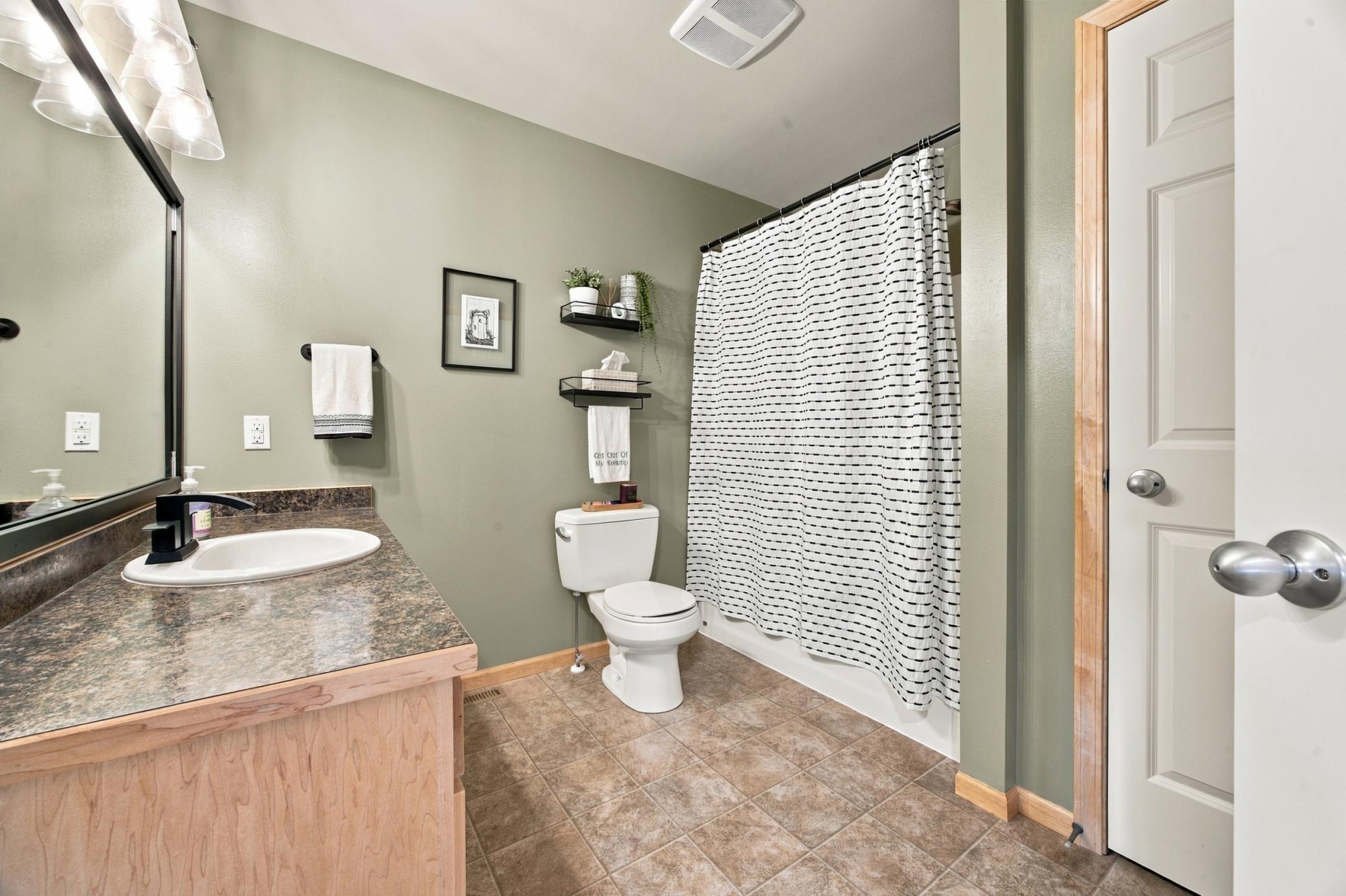 2010 twin home for sale at 2809 UMBER Court S in Fargo, ND — 3 bed, 2 bath (photo 14 of 26)