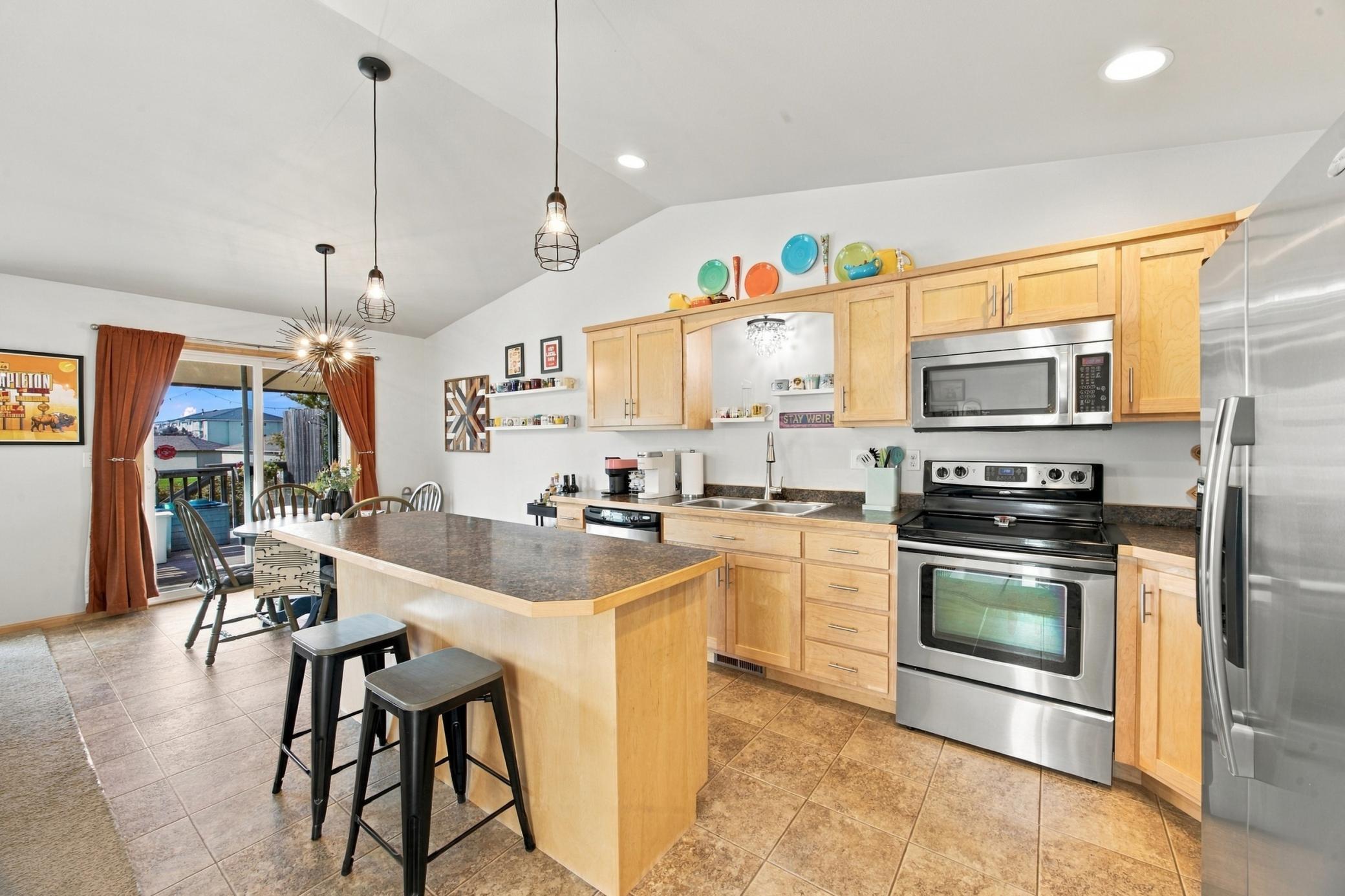 2010 twin home for sale at 2809 UMBER Court S in Fargo, ND — 3 bed, 2 bath (photo 6 of 26)