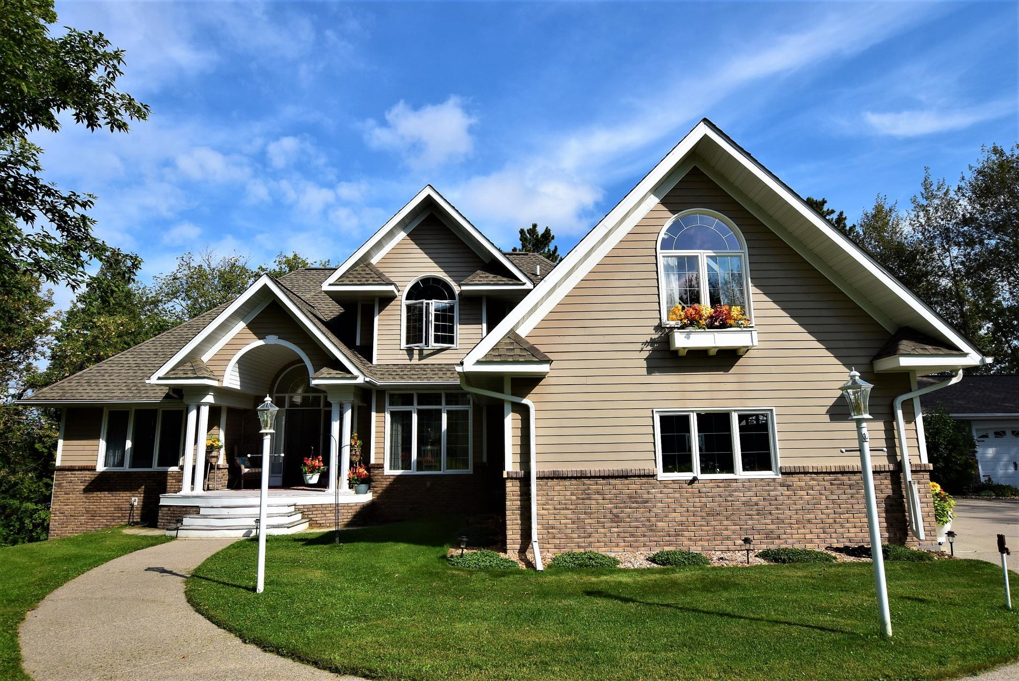 2002 single family home for sale at 204 River Drive NE in Baudette, MN — 3 bed, 4 bath (photo 3 of 51)