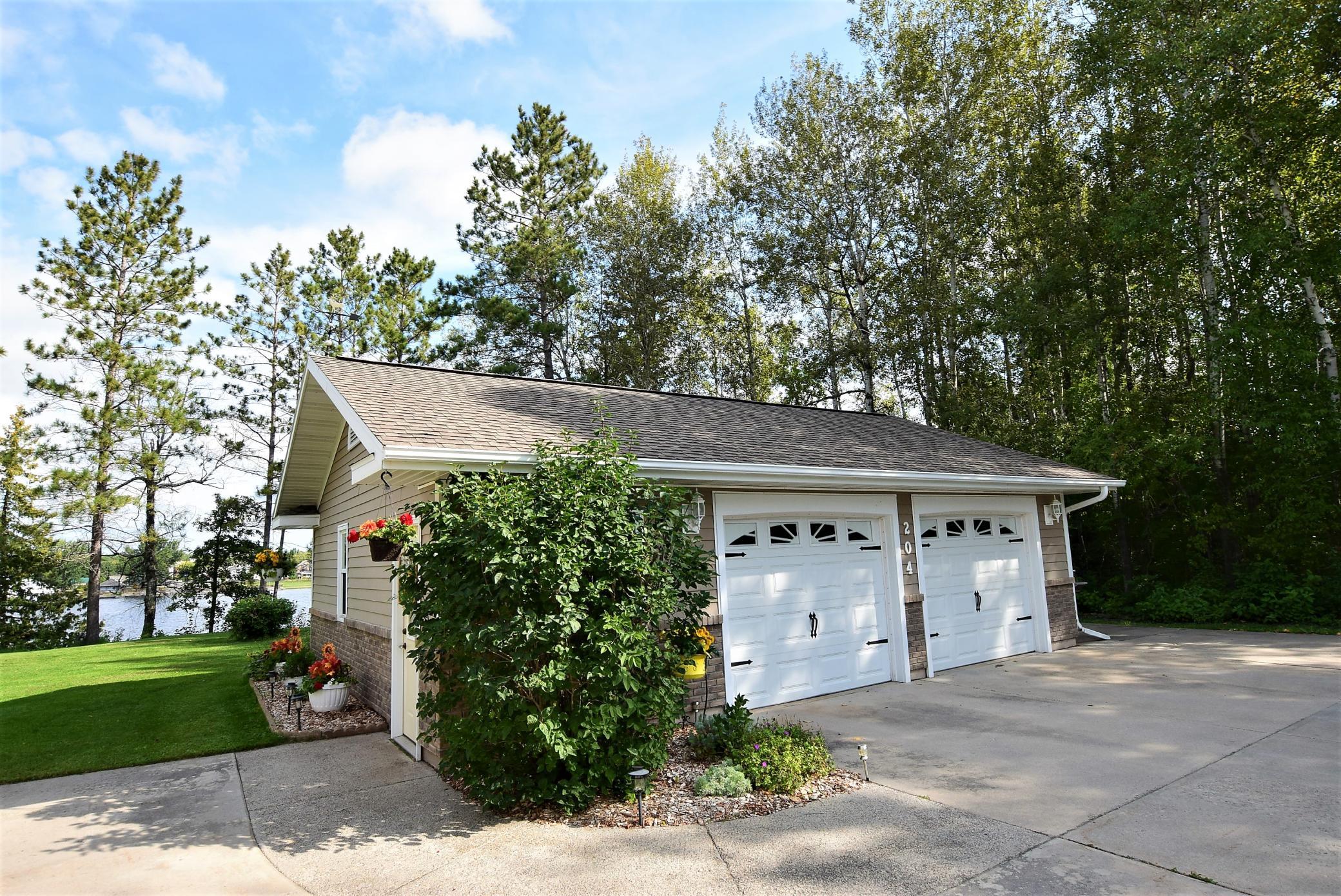 2002 single family home for sale at 204 River Drive NE in Baudette, MN — 3 bed, 4 bath (photo 5 of 51)