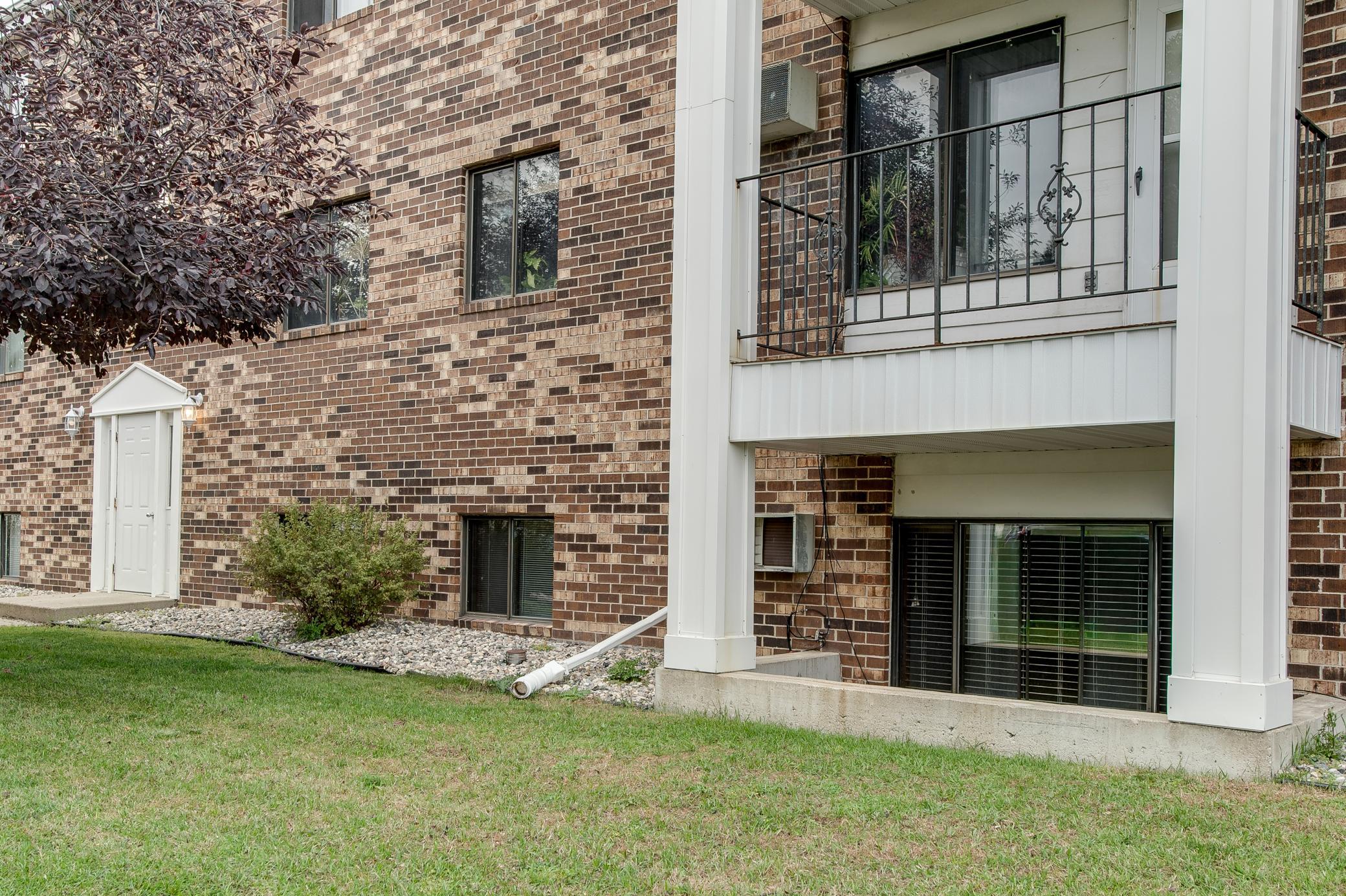 1979 condo for sale at 331 Prairiewood Circle S, Unit 104 in Fargo, ND — 2 bed, 1 bath (photo 4 of 26)