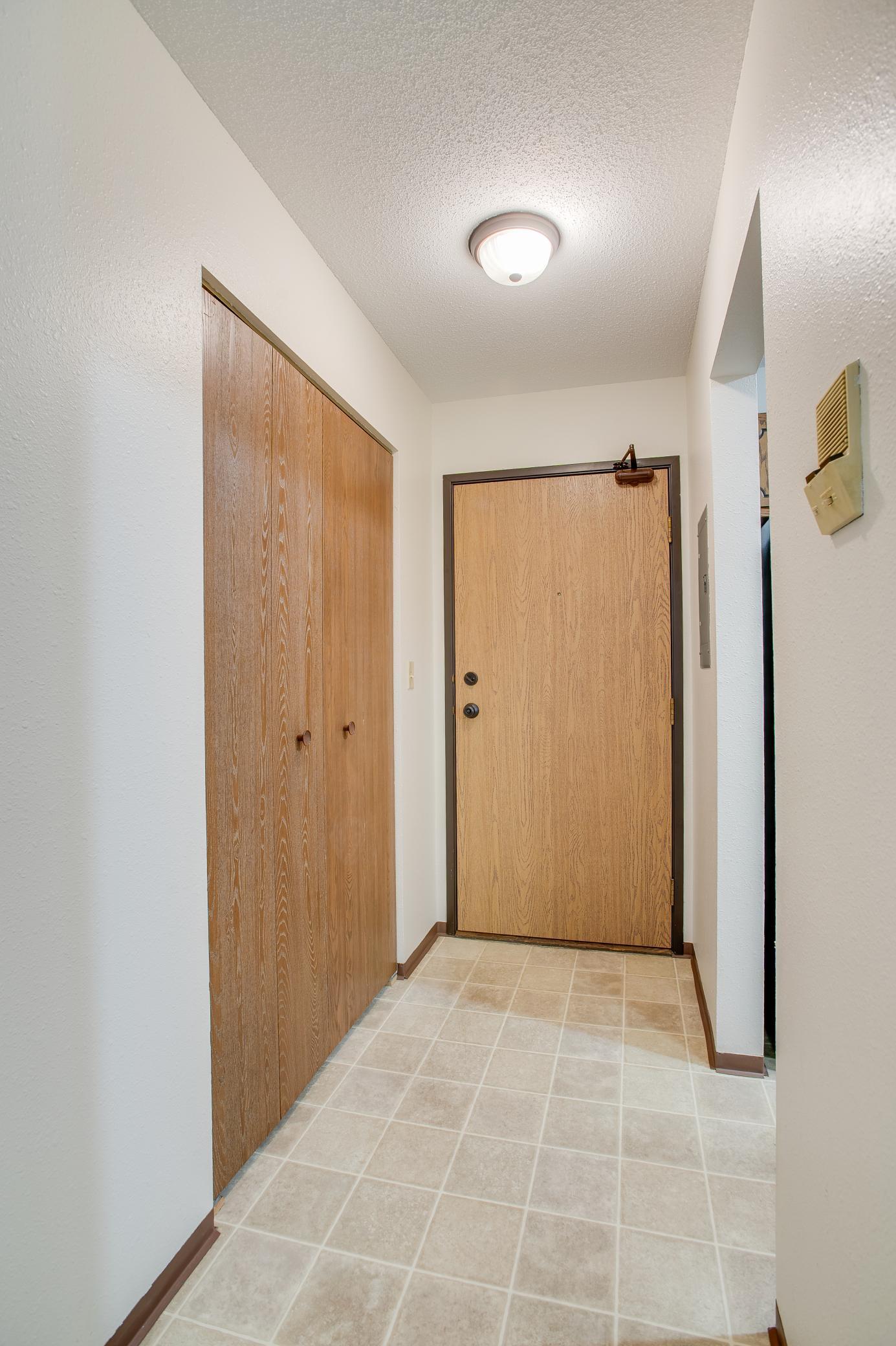 1979 condo for sale at 331 Prairiewood Circle S, Unit 104 in Fargo, ND — 2 bed, 1 bath (photo 5 of 26)