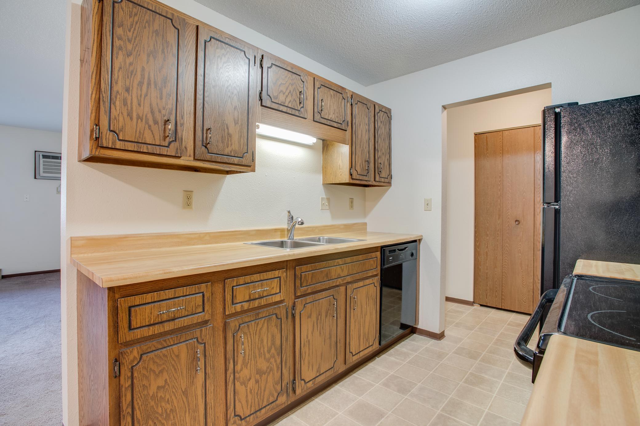 1979 condo for sale at 331 Prairiewood Circle S, Unit 104 in Fargo, ND — 2 bed, 1 bath (photo 8 of 26)