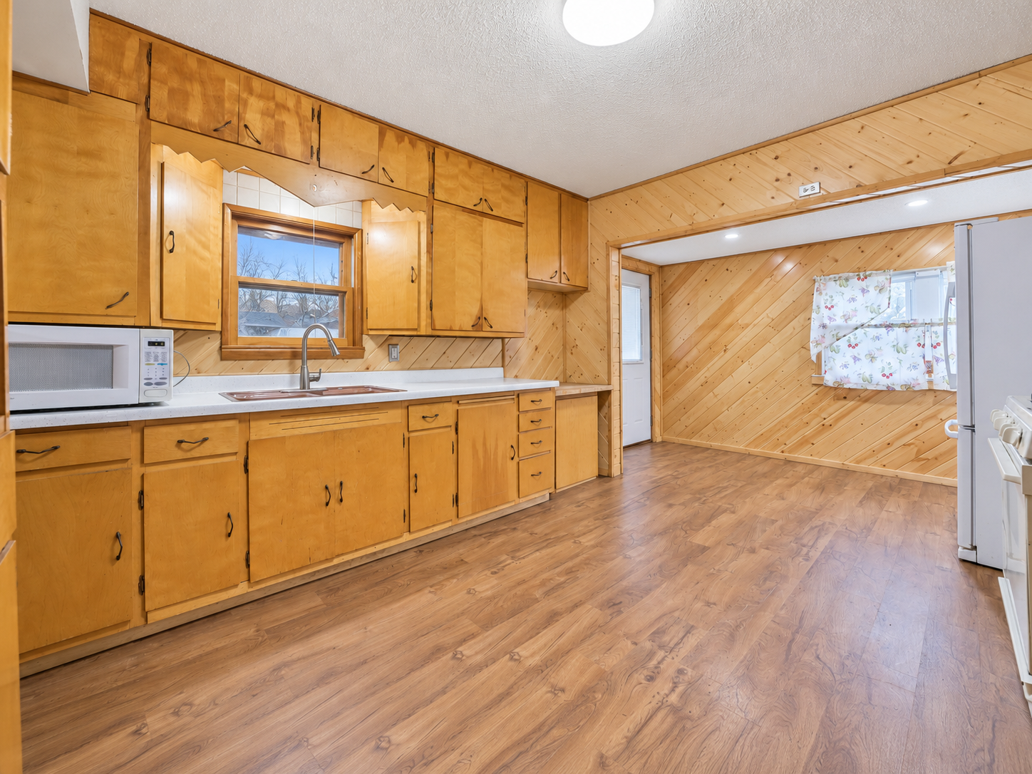 1900 single family home for sale at 503 6th Street SE in Staples, MN — 2 bed, 2 bath (photo 2 of 33)