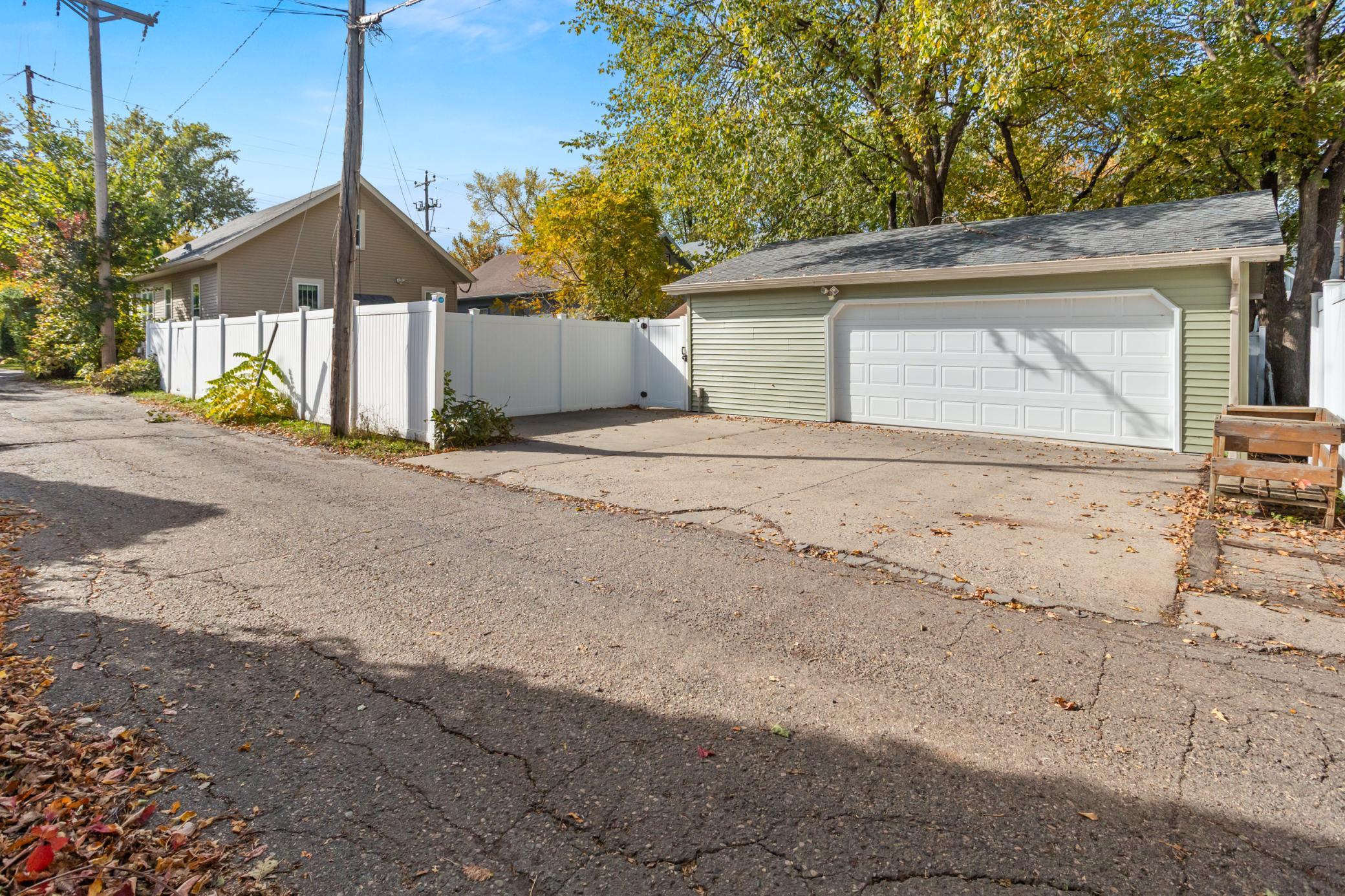 1921 single family home for sale at 1115 11th Avenue N in Fargo, ND — 4 bed, 3 bath (photo 5 of 47)