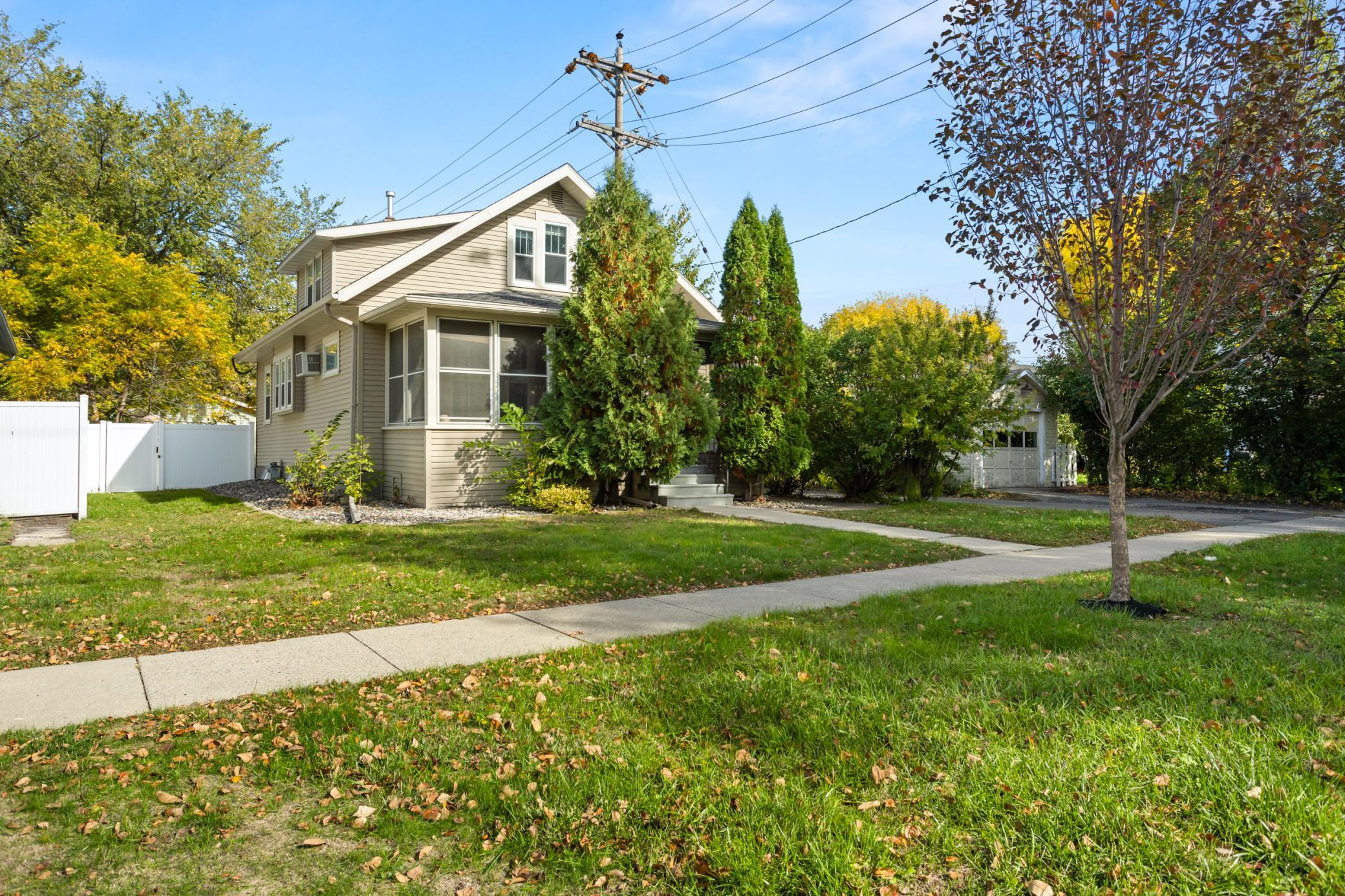 1921 single family home for sale at 1115 11th Avenue N in Fargo, ND — 4 bed, 3 bath (photo 6 of 47)