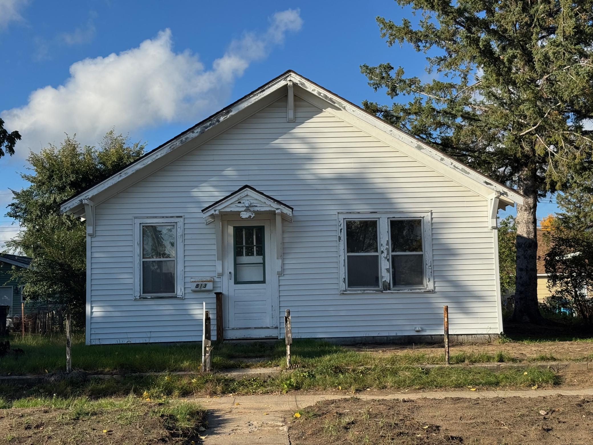 1958 single family home for sale at 813 4th Street SE in Bemidji, MN — 2 bed, 1 bath (photo 2 of 17)