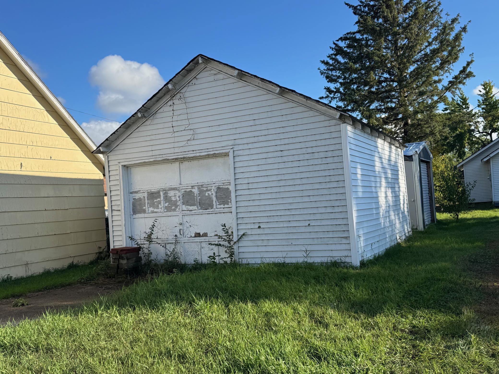 1958 single family home for sale at 813 4th Street SE in Bemidji, MN — 2 bed, 1 bath (photo 4 of 17)