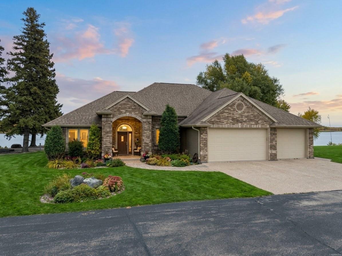 2011 single family home for sale at 1984 Maple Drive NW in Baudette, MN — 4 bed, 4 bath
