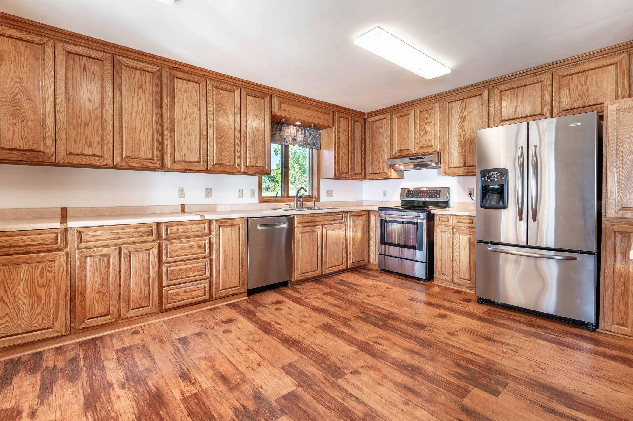 1988 single family home for sale at 38192 N Shore Drive in Battle Lake, MN — 4 bed, 3 bath (photo 17 of 70)