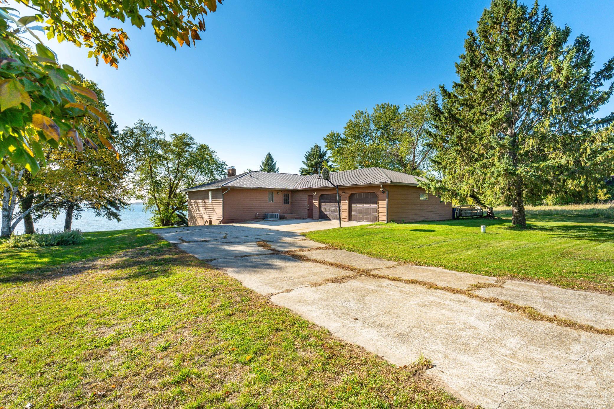 1988 single family home for sale at 38192 N Shore Drive in Battle Lake, MN — 4 bed, 3 bath (photo 3 of 70)