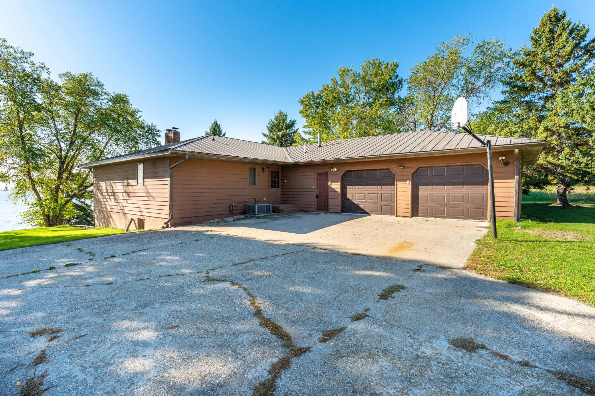 1988 single family home for sale at 38192 N Shore Drive in Battle Lake, MN — 4 bed, 3 bath (photo 4 of 70)