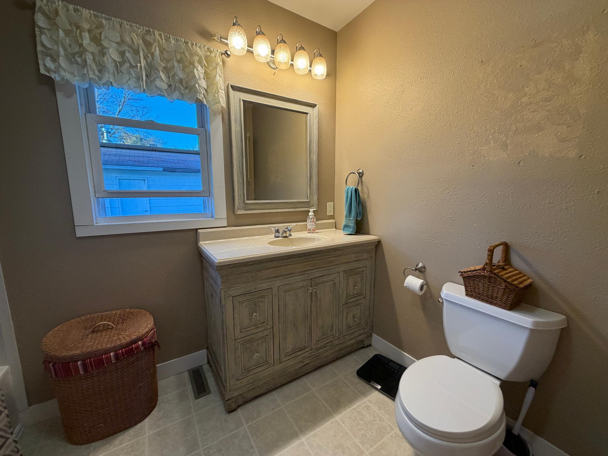 1920 single family home for sale at 301 12TH Avenue E in Lisbon, ND — 3 bed, 2 bath (photo 11 of 39)
