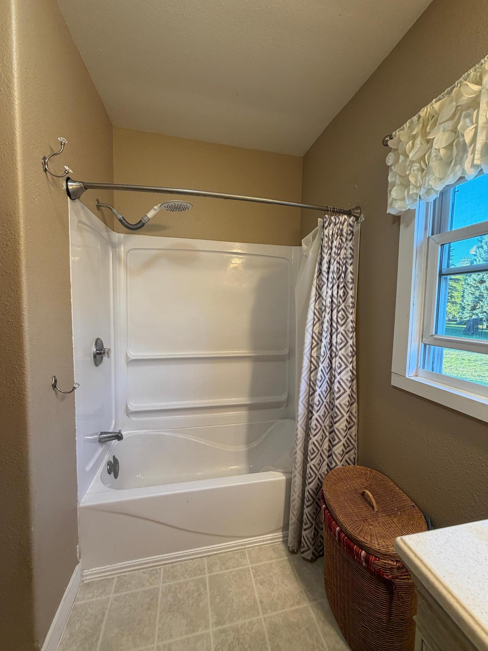 1920 single family home for sale at 301 12TH Avenue E in Lisbon, ND — 3 bed, 2 bath (photo 12 of 39)