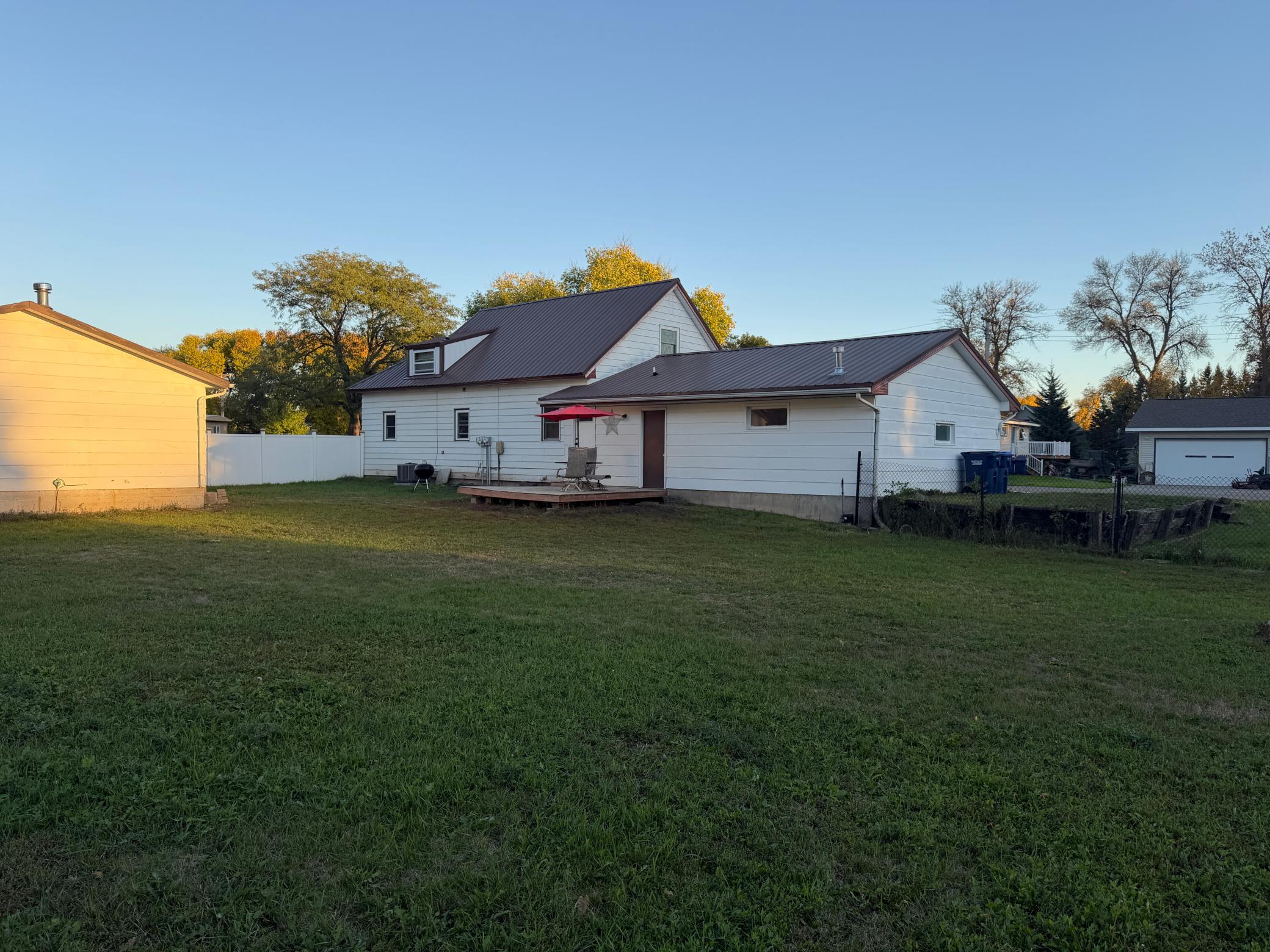 1920 single family home for sale at 301 12TH Avenue E in Lisbon, ND — 3 bed, 2 bath (photo 37 of 39)