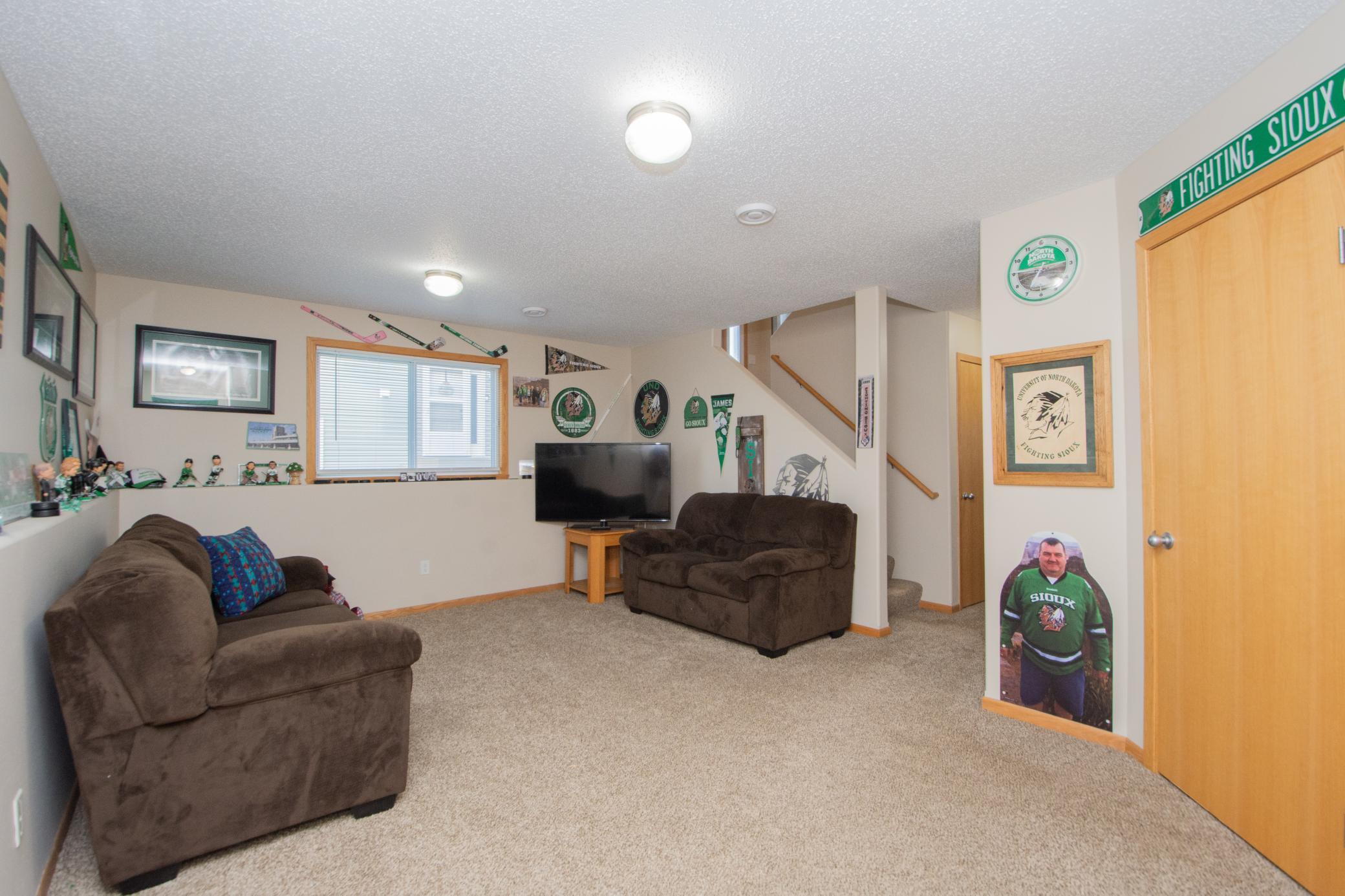 2005 twin home for sale at 964 41st Avenue W in West Fargo, ND — 3 bed, 2 bath (photo 21 of 43)