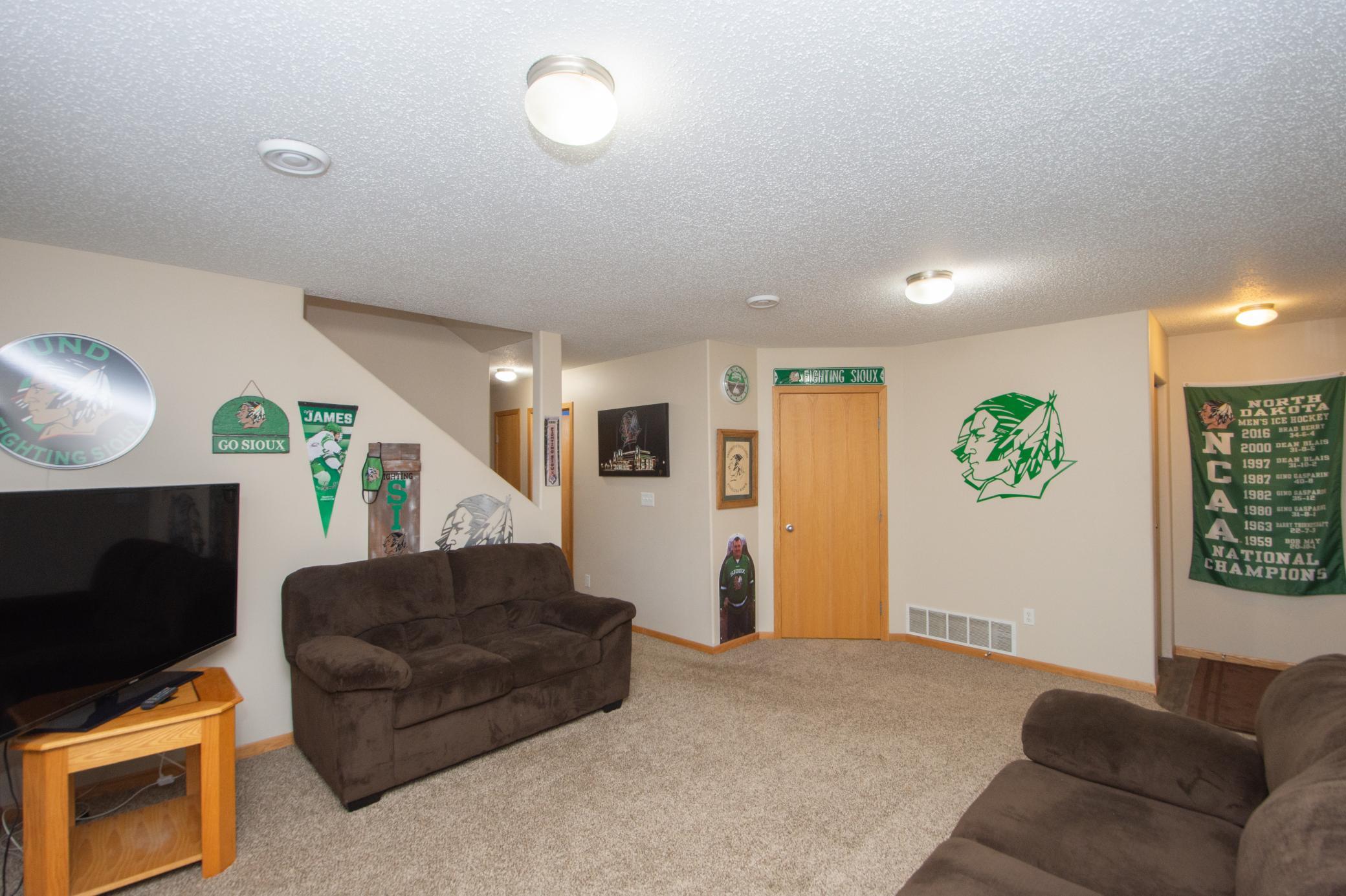 2005 twin home for sale at 964 41st Avenue W in West Fargo, ND — 3 bed, 2 bath (photo 22 of 43)