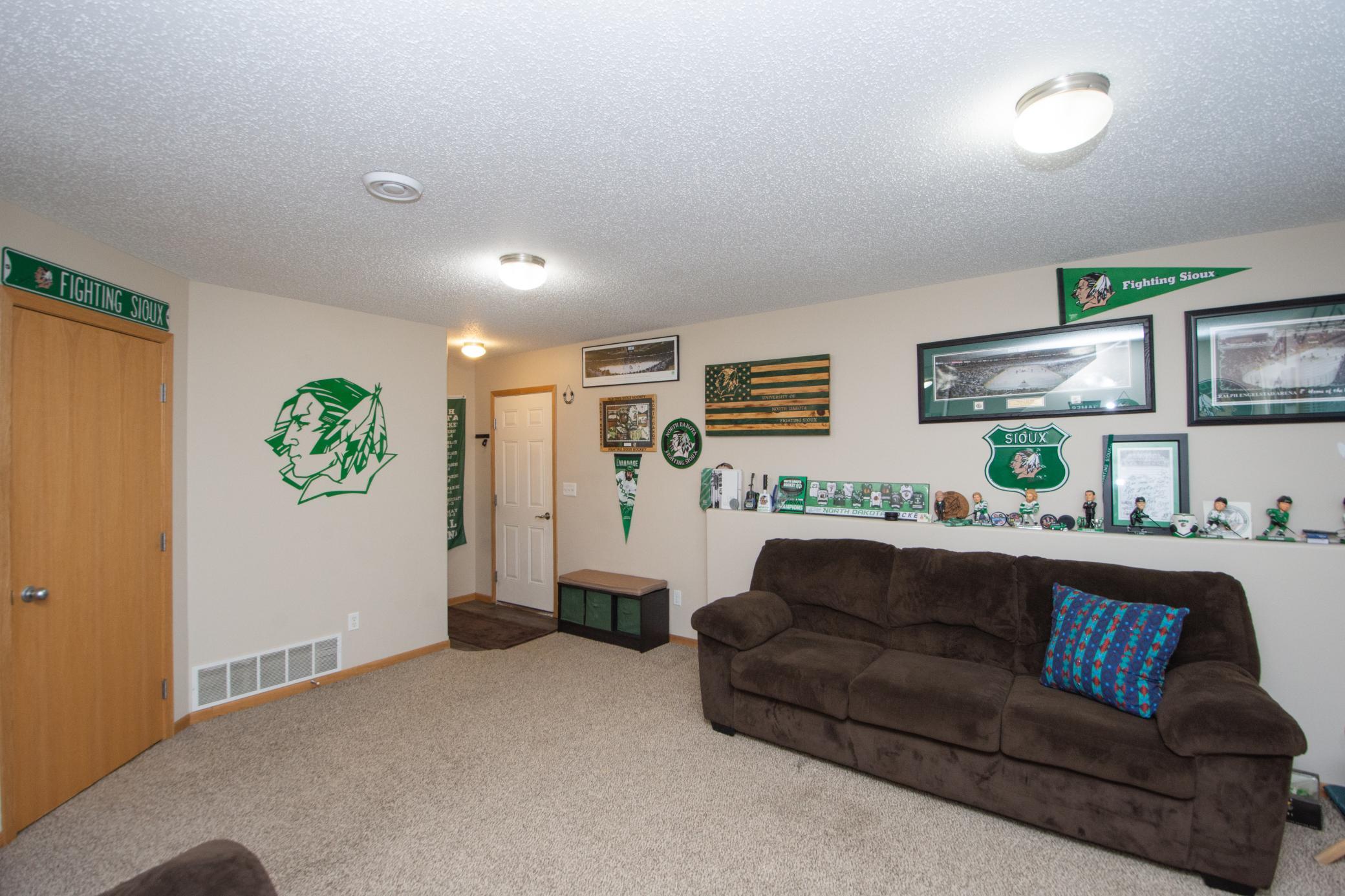 2005 twin home for sale at 964 41st Avenue W in West Fargo, ND — 3 bed, 2 bath (photo 23 of 43)