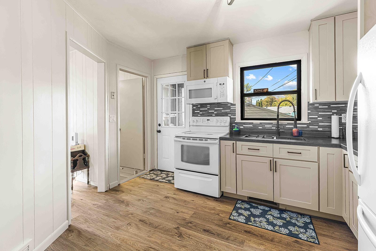 1957 single family home for sale at 902 N 26th Street N in Fargo, ND — 3 bed, 2 bath (photo 5 of 43)