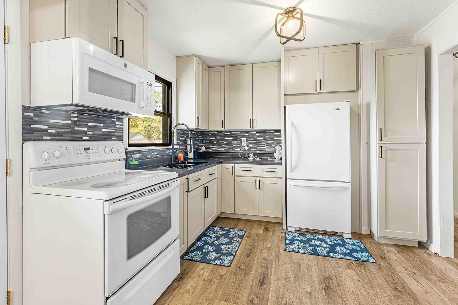1957 single family home for sale at 902 N 26th Street N in Fargo, ND — 3 bed, 2 bath (photo 6 of 43)