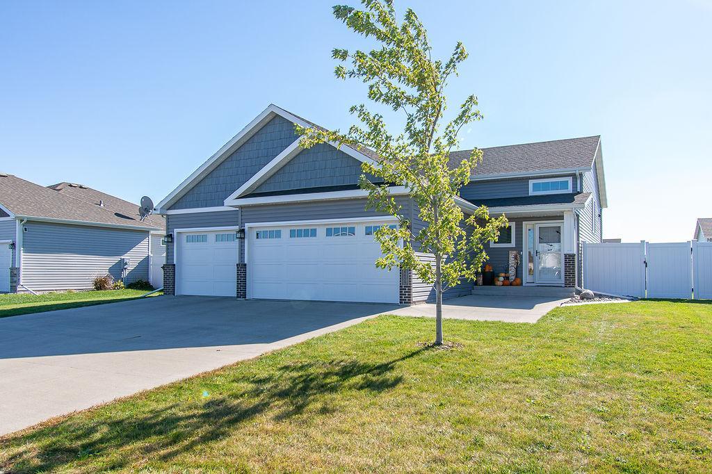 2016 single family home for sale at 6059 AUTUMN Drive S in Fargo, ND — 4 bed, 3 bath