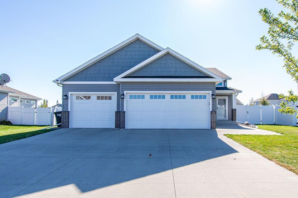 2016 single family home for sale at 6059 AUTUMN Drive S in Fargo, ND — 4 bed, 3 bath (photo 2 of 49)