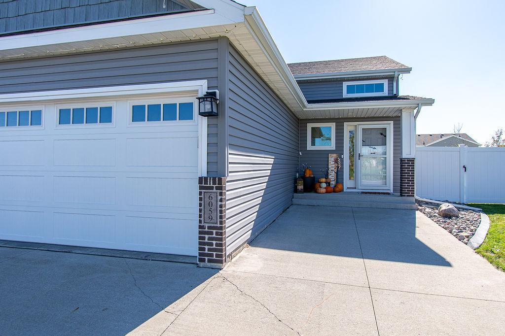 2016 single family home for sale at 6059 AUTUMN Drive S in Fargo, ND — 4 bed, 3 bath (photo 3 of 49)